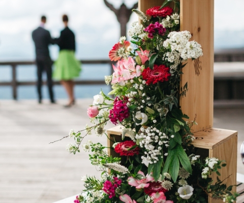 Floral composition posted in a vertical box